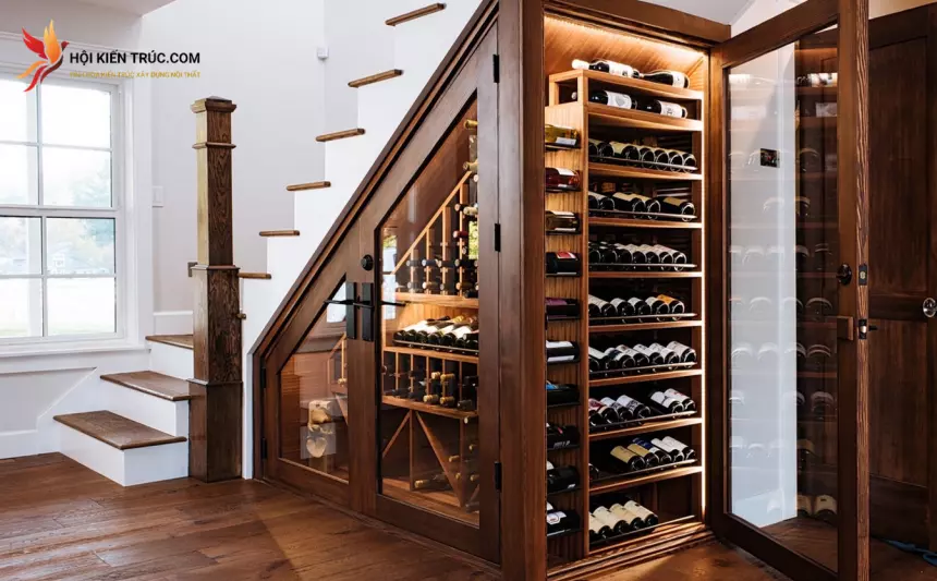 trang trí gầm cầu thang bằng tủ để rượu